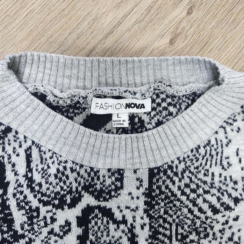 Fashion Nova Gray and Black Snakeskin Print Crewneck Sweater Size L